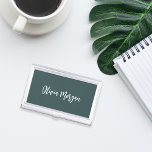 Boîtier Pour Cartes De Visite Script Cursif Croché En Épinette Vert<br><div class="desc">Élégant coque carte de visite présente votre nom,  titre,  ou choix de personnalisation en lettres blanches manuscrites et cursives sur un arrière - plan vert foncé de forêt.</div>
