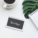 Boîtier Pour Cartes De Visite Script cursif esquissé noir et blanc<br><div class="desc">Élégant coque carte de visite présente votre nom,  titre,  ou choix de personnalisation en blanc écriture manuscrite cursive sur un arrière - plan noir cendré.</div>