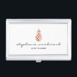 Boîtier Pour Cartes De Visite Script d'écriture manuscrite d'ananas Faux Rose Go<br><div class="desc">Ce coque carte de visite moderne et chic présente une silhouette d'ananas stylisée en feuille d'or rose. Customisez avec votre nom dans un élégant script d'écriture manuscrite noire et votre titre ou lieu d'affaires en noir sans serif font. Consultez notre magasin Ovenbird Designs pour obtenir des cartes d'affaires et des...</div>