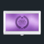 Boîtier Pour Cartes De Visite Serre De Laurel Profond Violet Sur Violet<br><div class="desc">Simple élégant minimaliste brillant chatoyant arrière - plan moderne violet avec cadre de couronne de laurier violet profond.</div>