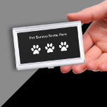 Boîtier Pour Cartes De Visite Service Animaux de compagnie Design moderne<br><div class="desc">Service animal de compagnie moderne design coque carte de visite dans un modèle moderne simple vous pouvez customiser en ligne. Conçu avec des graphismes empreintes de pattes et de l'espace pour le nom de votre entreprise.</div>