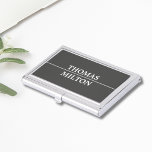 Boîtier Pour Cartes De Visite Simple Elégante Manly Grey Faux Silver Line<br><div class="desc">Porte carte de visite simple et élégant avec arrière - plan gris foncé et fausse ligne argent. Design minimaliste.</div>