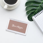 Boîtier Pour Cartes De Visite Terre Tone Terracotta Sketted Cursive Script<br><div class="desc">Elégant coque carte de visite vous propose votre nom,  titre,  ou choix de personnalisation en lettres blanches manuscrites et cursives sur un riche arrière - plan en terre cuite neutre.</div>