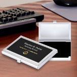 Boîtier Pour Cartes De Visite Titulaire de carte d'affaires avocat classique<br><div class="desc">Porte-carte de visite de procureur classique au design moderne qui comprend une échelle de droit d'apparence dorée et un élément de ligne de design or tous numériquement imprimés sur la couverture. Vous permet de personnaliser et de créer votre propre personnalité en customisant le texte sur le devant pour donner à...</div>