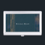 Boîtier Pour Cartes De Visite Titulaire de la carte d'affaires Bokeh Glam Blue &<br><div class="desc">Titulaire de la carte d'affaires Glam Blue & Gold. Customisez avec n'importe quel texte ou laissez-le vide.</div>