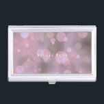 Boîtier Pour Cartes De Visite Titulaire de la carte d'affaires Bokeh Glam Pink &<br><div class="desc">Titulaire de la carte d'affaires Glam Pink & Gold. Customisez avec n'importe quel texte ou laissez-le vide.</div>