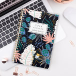 Bold Motif botanique tropical Monogramme 2024<br><div class="desc">Personnalisez ce planificateur avec votre nom en italique noir encadré par un rectangle blanc,  sur un audacieux motif botanique de feuillage tropical dans les tons rose,  bleu et vert roux sur un arrière - plan noir.</div>