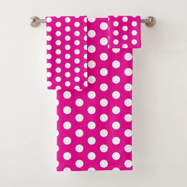 Bold White Polka Dots on Hot Pink (En situation)