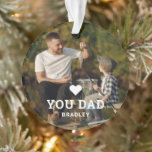 BON COEUR VOUS AIME PÈRE Noms de photos<br><div class="desc">Cute HEART LOVE YOU PÈRE Photo Names Ornaments présente votre photo préférée avec le texte "(love heart) you Dad" dans un script blanc moderne avec vos noms ci-dessous. Personnalisez en modifiant le texte dans la zone de texte fournie et en ajoutant votre propre image. Parfait pour les cadeaux de Noël,...</div>