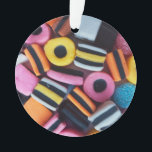 Bonbon de réglisse amusant, coloré et modifiable<br><div class="desc">Design amusant et coloré avec de la confiserie Licorice ou des bonbons (bonbons Licorice) aux couleurs noir, blanc, jaune rose, orange, bleu et marron. J'ai pris cette photo en avril 2022. Les bonbons Licorice sont mes favoris depuis de nombreuses années et ce design amusant est lumineux et gai et serait...</div>