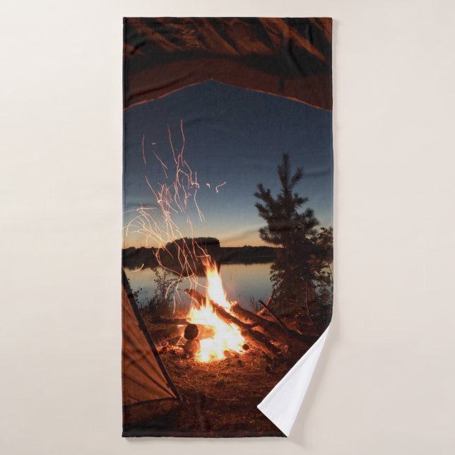 Bonfre près du plan d'eau (Serviette de bain)