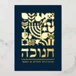 Bonne Chanukah Hanukah Hébreu Salutation Carte Foi<br><div class="desc">Joyeux Hanoukka / Chanukah moderne Géométrique vacances Salutations en Véritable huile d'or sur Dark Navy. L'Hébreu Lit "Chanukah." Menorah, Dreidel, Donuts, Stars & Huile d'olive... Ils sont tous ici. Symboles Hanoukka juifs Espace pour ajouter votre texte personnalisé à l'avant et à l'arrière. Heureux souhaits d'Hanoukka. Ce haut de gamme, beau,...</div>