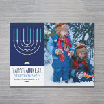 Bonne Hanoukka Famille Photo Menorah Magnet Card<br><div class="desc">Cette jolie carte magnétique à la mode Happy Hanoukka présente une belle menorah sur un arrière - plan bleu. Cette belle carte de vacances juive magnétique photo dispose de votre propre photo à côté de votre nom de famille.</div>