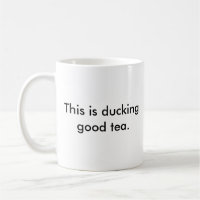 Bonne tasse se penchante de thé