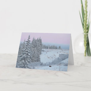 Bonnes fêtes carte avec la neige, le sapin, et un