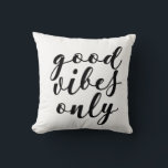 Bonnes vibes seulement citer coussin<br><div class="desc">Bonnes vibes seulement, des conseils de vie positifs pour ce design typographique.</div>
