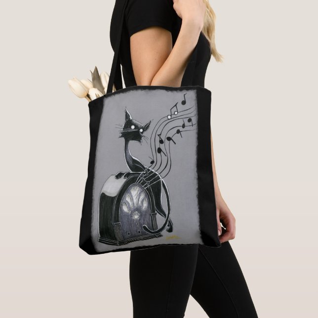 Boo Kitty entend le Sac fourre-tout musical (De près)