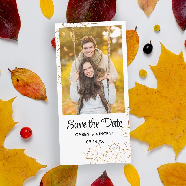 Bord de carte de mariage à l'érable automnal (Fall in Love with this autumn leaves save the date photo card.)