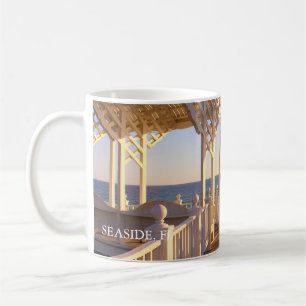 Bord de la mer, tasse de café de coucher du solei