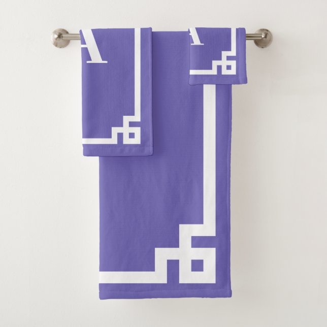 Bordure de clé grecque blanche et myosotis avec mo (En situation)