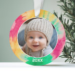 Bordure de teinture avec photo et année - Vert rou<br><div class="desc">Ajoutez une photo à ce joli décor de vacances,  parfait pour les enfants. Une bordure colorée et amusante de teinture à cravate fait un ornement mémorable pour votre arbre. Une police minimale moderne pour l'année avec un endroit pour télécharger 1 photo carré.</div>