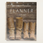 Bottes de cowboy de l'Ouest Grotte rustique<br><div class="desc">Ce planificateur rustique et amusant comprend deux bottes de cowboy et un mur de cabine en rondins avec des lampes à cordes. Créé par Simply Farmhouse Press ; photo de Melanie Mauer sur Unsplash.</div>