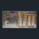 Bottes rustiques de cowboy Ranch pour deux monogra<br><div class="desc">Ce tapis de bureau rustique et amusant comprend deux bottes de cowboy contre un mur de cabine en rondins. Pour les amateurs d'occident ou de cheval. Créé par Simply Farmhouse Press ; photo de Melanie Mauer sur Unsplash.</div>