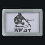 Boucle de ceinture faite sur commande du DJ<br><div class="desc">Le " DJ [YOURNAME] laissant tomber ce battement". Changez le gisement des textes en ce que vous voulez. Utilisant la "personnaliser il" fonction, vous peut également changer (éditer) la couleur d'arrière - plan de cet article, aussi bien qu'ajoute plus de texte si vous souhaitez. Voir le mon magasin pour plus...</div>