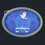 Boucle De Ceinture Ovale Dove<br><div class="desc">Dispose de "shalom" (Hébreu "paix") et d'une colombe portant un peu de branche d'olivier dans son bec sur un bel arrière - plan fractal bleu et blanc qui rappelle les ailes d'oiseaux.</div>