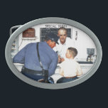 Boucle De Ceinture Ovale Emballement<br><div class="desc">Artiste : Garçon et policier d'emballement de Norman Rockwell | au compteur de déjeuner</div>