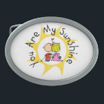 Boucle De Ceinture Ovale En Amour Vous Êtes Mon Soleil<br><div class="desc">Un couple amoureux et un soleil jaune avec le texte qui dit : Vous êtes mon soleil sur In Love Vous êtes mes T-shirts Sunshine,  sweat - shirts à capuche,  tasses,  sacs,  cartes,  autocollants,  magnets,  gardiens,  porte - clés,  et bien plus encore.</div>