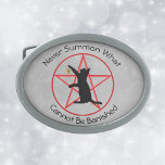Boucle De Ceinture Ovale Pentagramme de sorcière rouge Étoile de chat noir<br><div class="desc">Cette boucle de ceinture a un pentagramme rouge dans un cercle rouge symbole sorcier avec un chat noir tenant une étoile d'or sur gris clair. Customisez le ne jamais invoquer ce qui ne peut pas être banni texte avec les modèles.</div>