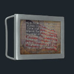 Boucle De Ceinture Rectangulaire Drapeau américain et Constitution Préambule Typogr<br><div class="desc">Cette boucle rectangulaire est conçue avec une touche d'histoire américaine. Cette conception comprend le texte du préambule de la Constitution des États-Unis. Le texte est fixé contre un arrière - plan d'un drapeau américain non-enroulé sur du bois de cèdre fêlé et taché.</div>