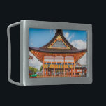 Boucle De Ceinture Rectangulaire Gai-Haiden, temple Fushimi Inari-Taisha, Kyoto #2<br><div class="desc">Le Gai-Haiden (salle de culte extérieure à parois ouvertes) avec un toit branché recouvert d'écorce de cyprès a été désigné propriété culturelle importante. Les lanternes en fer accrochées aux toits dépeignent les douze signes du zodiaque. Construit en 1589,  le Gai-Haiden s'agrandit à la structure actuelle en 1840.</div>