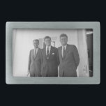 Boucle De Ceinture Rectangulaire Le président John Kennedy et les frères American C<br><div class="desc">Le soleil frappa les trois frères Kennedy alors qu'ils se tenaient sous le portique blanc familier de la Maison Blanche. Le président John F. Kennedy, l'aîné, s'appuyait sur un pilier, un sourire irréfléchi jouant sur ses lèvres. Ses frères plus jeunes, Robert et Ted, se tenaient à ses côtés, et leurs...</div>