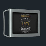 Boucle De Ceinture Rectangulaire Personnalisé 50e anniversaire Né 1971 Noir Vintage<br><div class="desc">Une boucle de ceinture personnalisée pour ce monsieur d'anniversaire né en 1971 et ayant 50 ans. Ajoutez le nom à ce design vintage de style rétro noir, blanc et or pour un cadeau de 50ème anniversaire personnalisé. Modifiez facilement le nom et l'année avec le modèle fourni. Un merveilleux cadeau d'anniversaire...</div>