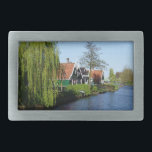 Boucle De Ceinture Rectangulaire Vintage Red Green Zaanse Schans Dutch Timbre House<br><div class="desc">Lorsque vous êtes en vacances ou en vacances en Hollande visitez les célèbres maisons en bois du musée en plein air Zaanse Schans. Ce sont de véritables maisons en bois d'origine de l'âge d'or de Hollande. Cette architecture est aussi hollandaise qu'elle l'est. Préparé à être ébloui par beaucoup de vert,...</div>