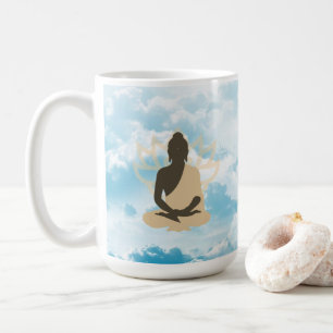 Bouddha Dans La Mug De Méditation Des Nuages