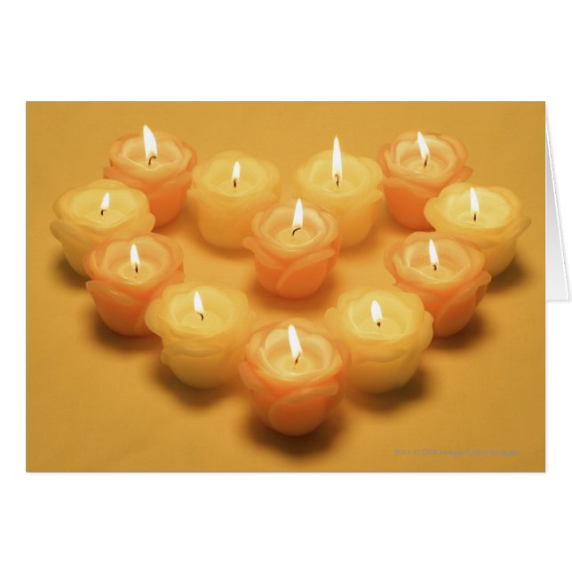 Bougies brûlantes disposées en forme de coeur (Devant horizontal)