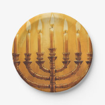 Bougies de la Menorah de Hanukkah sur assiette en