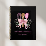Boulangerie Pink Bow Ustensiles Carnet de planific<br><div class="desc">Séjournez organisé et inspiré par ce charmant Carnet de bakerie rose Bow Ustensiles de cuisine moderne. Conçu pour les pâtissiers, les boulangers faits maison et les amateurs de desserts, ce planificateur élégant allie fonctionnalité et esthétique délicieuse. La couverture présente un design moderne orné d'un élégant arc rose et d'ustensiles de...</div>