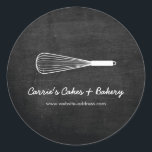 Boulangerie Rustique Logo Whisk, Autocollants de r<br><div class="desc">Un fouet blanc posé sur un arrière - plan en bois noir devient une identité unique sur ces autocollants rustiques pour votre entreprise de restauration, restaurant, boulangerie, stand de nourriture, pâtisseries maison, etc. Servez-vous pour sceller des emballages alimentaires ou pour afficher rapidement et facilement votre marque et votre nom d'entreprise...</div>