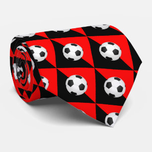 Boule de football sur cravate rouge et noire