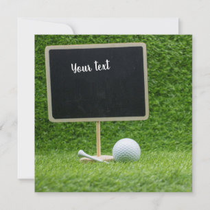 Boule de golf avec tableau blanc sur gazon vert