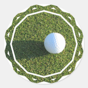 Boule de golf sur des autocollants de vert de golf
