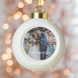 Boule En Céramique Anniversaire mariage Premier Noël<br><div class="desc">Ajoutez un ornement photo mariage personnalisé à l'arbre de Noël cette année avec ce ornement de bal en céramique anniversaire de couple! Facile à customiser, téléchargez votre photo mariage préférée et votre date de mariage pour un bel ajout à votre décor de vacances ! La célébration parfaite pour les jeunes...</div>