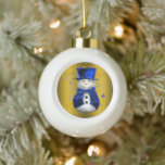 Boule En Céramique Blue Snowman sur Gold Christmas<br><div class="desc">Un joli ornement d'arbre de Noël avec un bonhomme de neige vêtu d'un chapeau et d'un gilet en velours bleu, fixé sur l'or et entouré d'étoiles d'or pour ajouter un peu de pétillant festif à votre maison cette saison de vacances.</div>