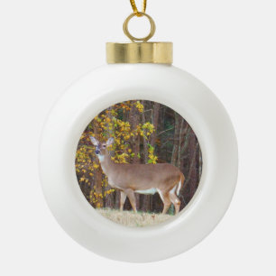Boule En Céramique Cerf devant l'arbre d'automne jaune