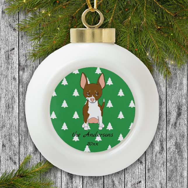 Boule En Céramique Chihuahua Brown et blanc Arbres de Noël blancs (Cute brown and white chihuahua on green tree pattern — personalized family Christmas ornament.)