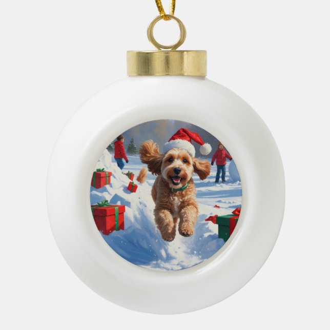 Boule En Céramique Cockapoo courant dans la neige avec un chapeau de  (Devant)